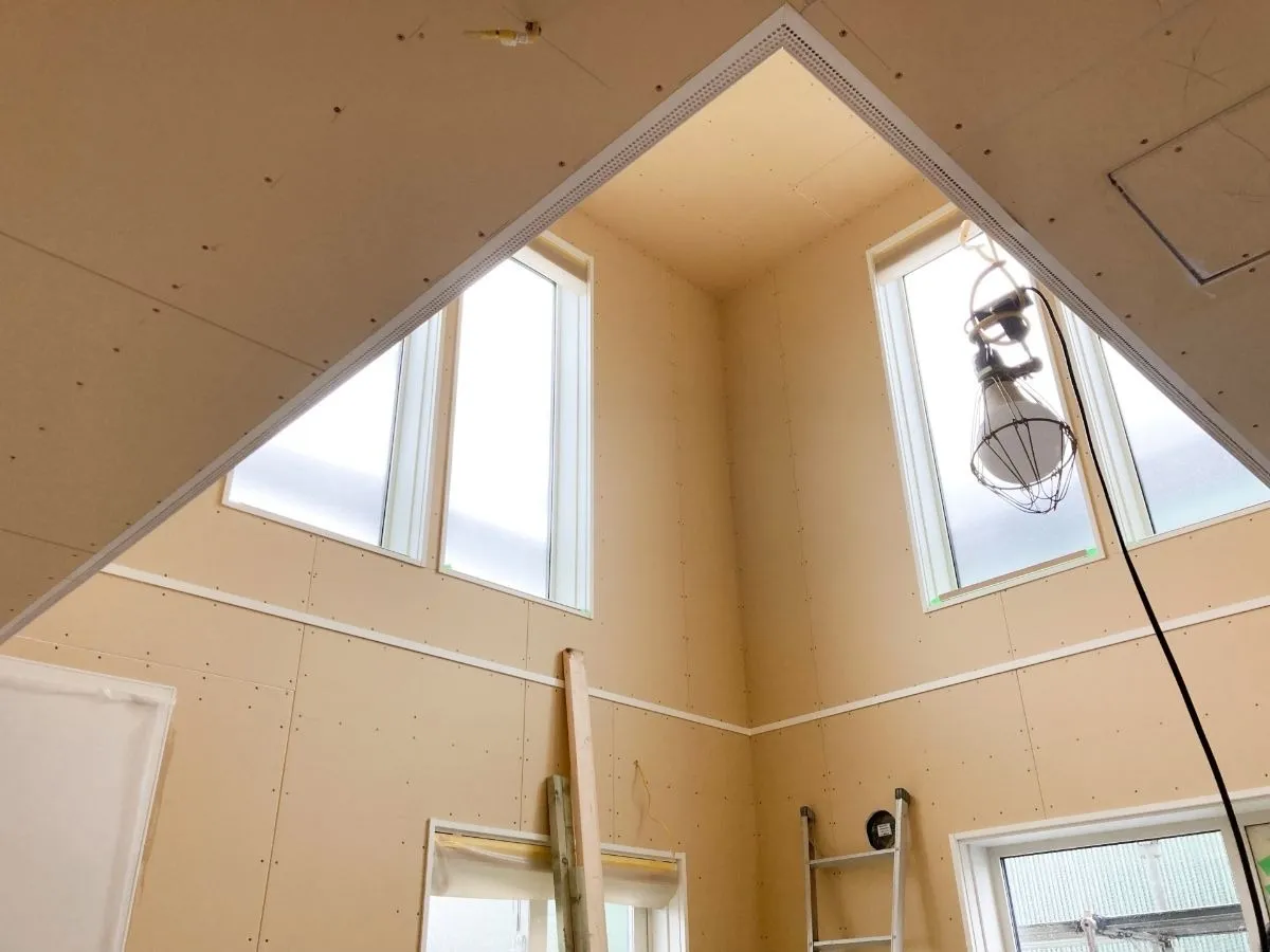 リフォームで吹き抜けを埋める選択肢と成功の特徴！部屋化で収納と断熱も強化